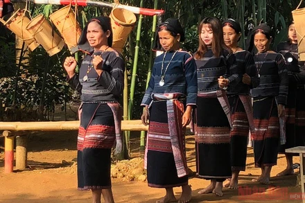 Đồng bào các dân tộc Tây Nguyên tại Làng.