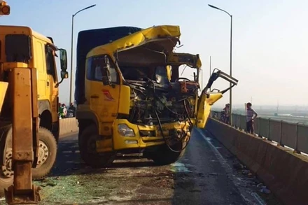 Hiện trường vụ tai nạn giữa cầu Gianh, trên Quốc lộ 1A, đoạn qua Quảng Bình.