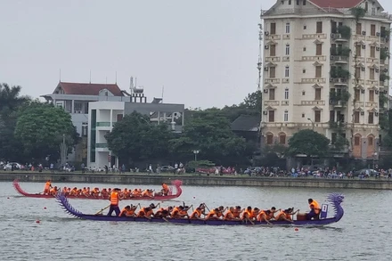 Sôi nổi cuộc đua bơi chải trên hồ Văn Lang