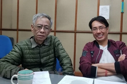 Nhà thơ Hoàng Nhuận Cầm và nhà báo Trương Anh Ngọc trong một lần thu âm tại Đài Tiếng nói Việt Nam. Ảnh: Vietnam+