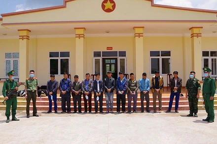 Lực lượng chức năng áp giải các đối tượng từ địa phận biên giới về.