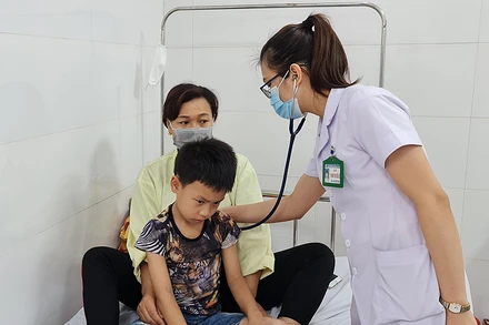 Thăm khám các bệnh nhân nhi bị nghi mắc bệnh viêm màng não do virus.