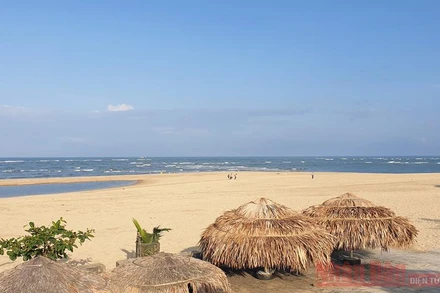 Cần tránh đến các bãi biển vào giờ cao điểm, đông người như buổi chiều. (Trong ảnh: Bãi biển Nhật Lệ, Quảng Bình. Ảnh: T.LINH)