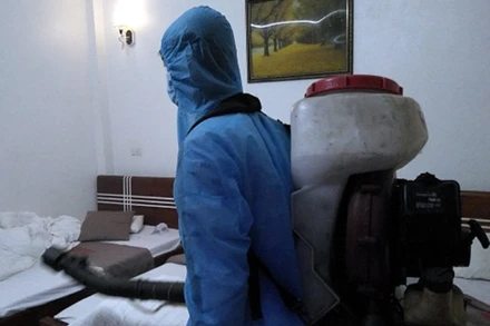 Cán bộ CDC tỉnh phun thanh khiết môi trường tại khách sạn Như Nguyệt 2, TP Yên Bái. (Ảnh: yenbai.gov.vn)