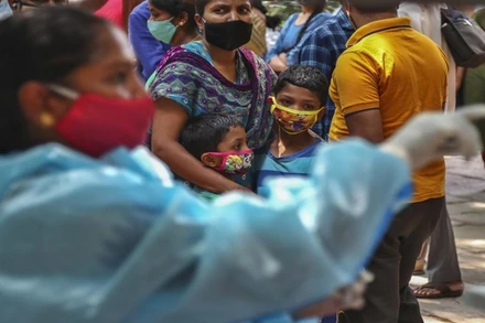 Người dân Ấn Độ chờ xét nghiệm Covid-19. (Ảnh: AP)