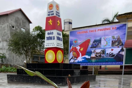 Cột mốc Trường Sa trong sân trường THCS Phương Xá.
