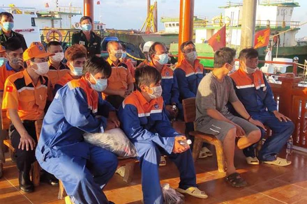 Sáu thuyền viên được đưa về bờ an toàn. 