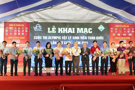 Ban tổ chức tặng cờ lưu niệm cho các đoàn tham dự. 