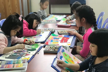 Các em thiếu nhi tham gia vẽ tranh với chủ đề “Chúng em bảo vệ môi trường” tại ngày hội.