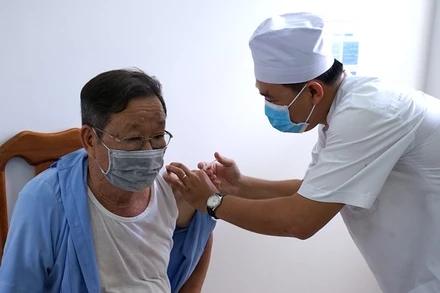 Những công dân đầu tiên ở Cà Mau được tiêm vắc xin phòng Covid-19 vào sáng ngày 26-4.