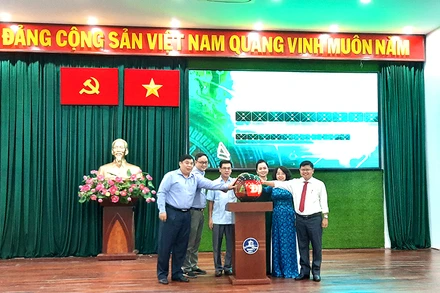 Lãnh đạo UBND quận 1 bấm nút vận hành Dịch vụ “định danh khách hàng điện tử”.