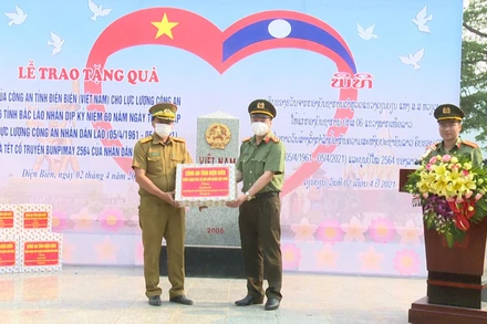 Lãnh đạo Công an tỉnh Điện Biên trao máy tính tặng Công an các tỉnh bắc Lào.