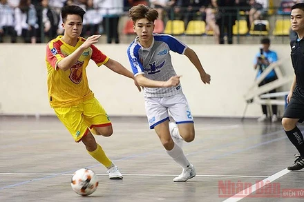 Các cầu thủ futsal thi đấu trận mở màn Giải Thể thao Sinh viên Việt Nam - VUG lần thứ 8, năm học 2020-2021.