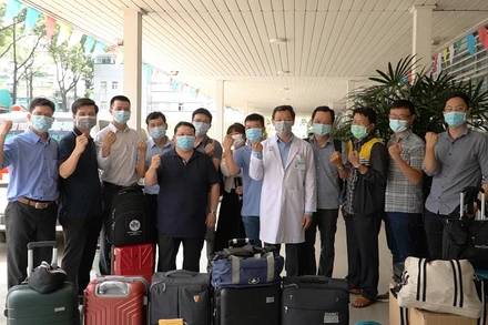 Đội phản ứng nhanh Bệnh viện Chợ Rẫy trước giờ lên đường đi Kiên Giang. (Ảnh bệnh viện cung cấp)