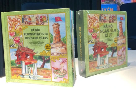 Sách pop-up "Hà Nội ngàn năm kí ức" và bản tiếng Anh.