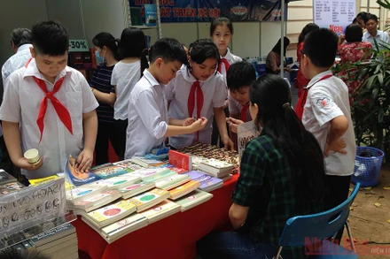 Các em nhỏ hào hứng tham gia nhiều hoạt động tại Ngày hội sách ở Thư viện Quốc gia năm 2017.