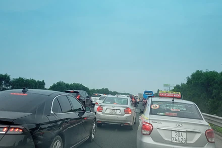 Ô-tô phải nhích từng mét trên cao tốc Hà Nội-Hải Phòng.