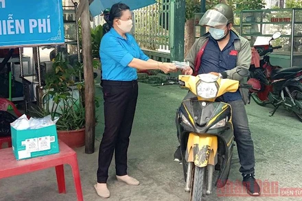 Các tình nguyện viên, cộng tác viên khóm ấp ở Cà Mau tham gia phát khẩu trang miễn phí, chung tay phòng dịch Covid-19.