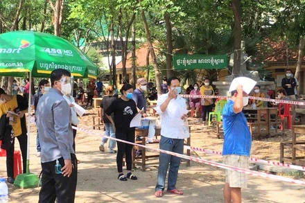 Một trường học tại Phnom Penh tạm sử dụng làm nơi tiêm vaccine phòng Covid-19.