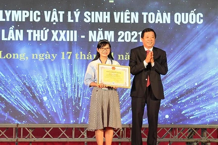 Đồng chí Bùi Văn Nghiêm, Ủy viên Trung ương Đảng, Phó Bí thư thường trực Tỉnh uỷ Vĩnh Long trao thưởng giải đặc biệt cho Trường ĐH Sư phạm TP Hồ Chí Minh. 