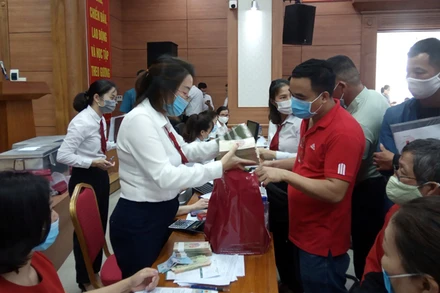 Các hộ dân trong vùng dự án nhận tiền hỗ trợ GPMB.