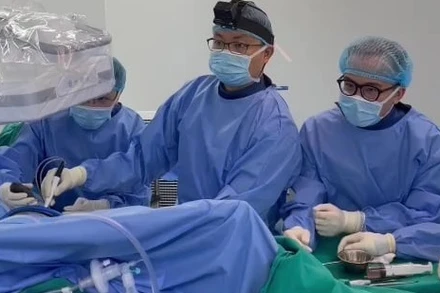 Các bác sĩ phẫu thuật nội soi khớp háng cho bệnh nhân.