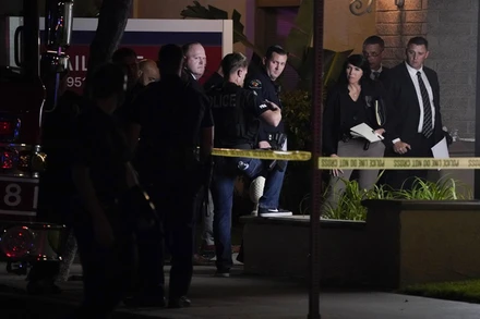 Các điều tra viên có mặt bên ngoài tòa nhà văn phòng, nơi xảy ra vụ xả súng. (Ảnh: AP)