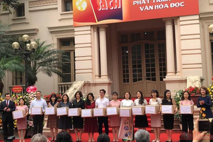 Trao tặng sách cho các trường học, thư viện một số tỉnh.