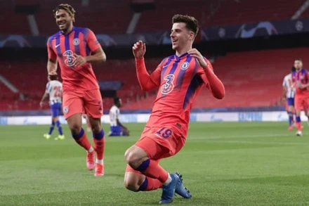 M. Mount mừng bàn mở tỷ số cho Chelsea.