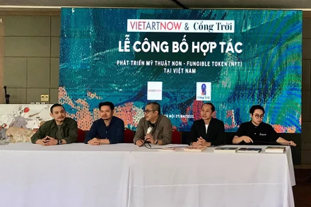 Ban quản trị Viet Art Now cùng ban điều hành dự án Cổng Trời tại lễ công bố hợp tác