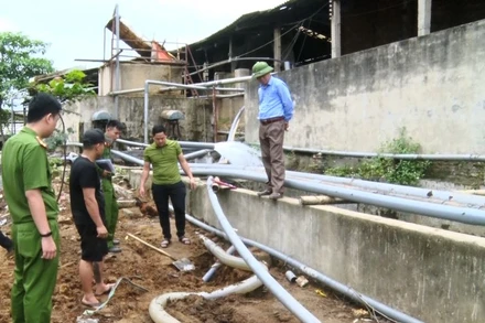 Lực lượng chức năng phát lộ hệ thống ống lấy nước thô sản xuất, đồng thời “bí mật” xả thải của HTX Hà Long.