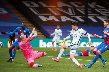 C. Pulisic (áo trắng) lập cú đúp trong chiến thắng 4-1 của Chelsea.