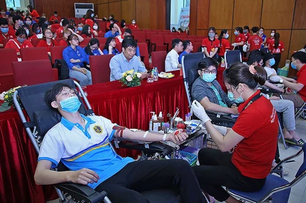 Các bạn trẻ tham gia hiến máu cứu người tại Ngày hội.