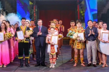 Ban Tổ chức trao giải cho các nghệ sĩ có tiết mục đạt giải nhất.
