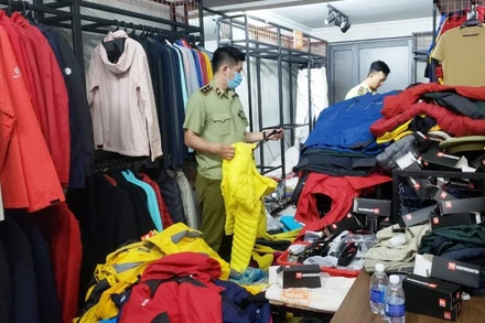 Lực lượng Quản lý thị trường kiểm tra tại một cửa hàng.