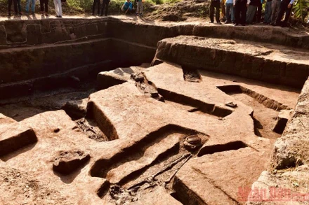 Mộ táng thời Đông Sơn ở Vườn Chuối.