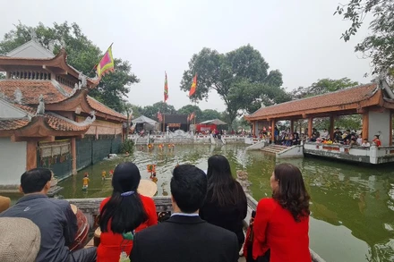 Biểu diễn rối nước tại phường rối Đào Thục, huyện Đông Anh.