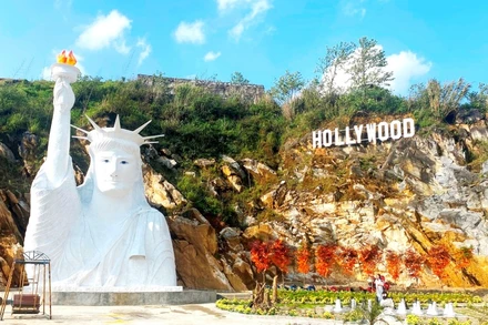 Phiên bản tượng Nữ thần Tự Do được xây dựng ở điểm check-in của Công ty TNHH An Sa Pa (Lào Cai).