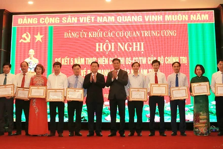 Tại Hội nghị, Đảng ủy Khối tổ chức trao bằng khen tặng 49 tập thể và 43 cá nhân có thành tích xuất sắc trong học tập và làm theo tư tưởng, đạo đức, phong cách Hồ Chí Minh giai đoạn 2016-2021.