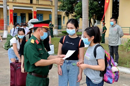Các công dân phấn khởi khi hết thời gian cách ly tập trung.