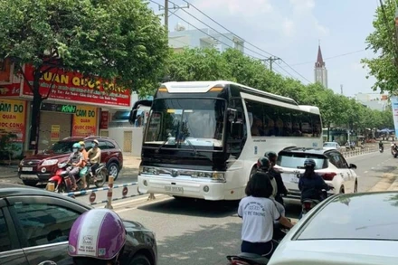 Xe ô-tô 45 chỗ chạy ngược chiều trên đường Nguyễn Ái Quốc vào trưa 18-4.