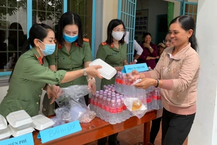 Hỗ trợ bữa ăn cho người dân làm căn cước công dân.