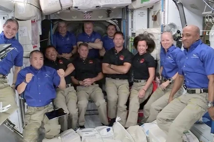 11 phi hành gia đang sống trên Trạm vũ trụ quốc tế. Ảnh NASA.