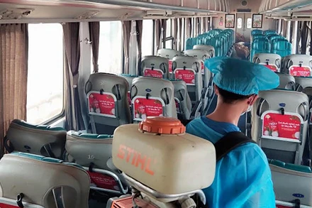 Khử trùng toa xe trước khi đưa vào vận hành. (Ảnh: VNR)
