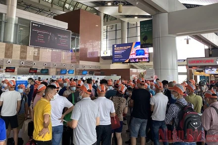 Hành khách chờ làm thủ tục chuyến bay tại Cảng hàng không quốc tế Nội Bài, ngày 25-4. (Ảnh: HẢI CHÍNH)