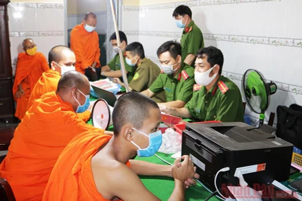 Công an huyện Gò Quao cấp CCCD cho các chư tăng của chùa Thnol Chum Thủy Liễu. 