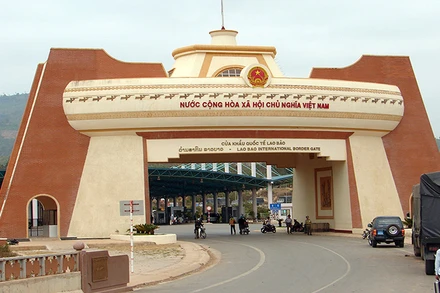 Cửa khẩu quốc tế Lao Bảo - Đensavan nhìn từ phía tỉnh Quảng Trị.