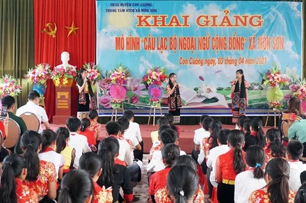 Chương trình văn nghệ chào mừng Lễ ra mắt CLB Ngoại ngữ cộng đồng. (Ảnh: Mỹ Hà)