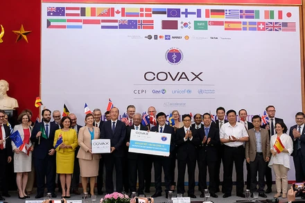 Việt Nam tiếp nhận lô vaccine phòng Covid-19 đầu tiên từ hỗ trợ của COVAX Facillity. (Ảnh: TRẦN MINH)