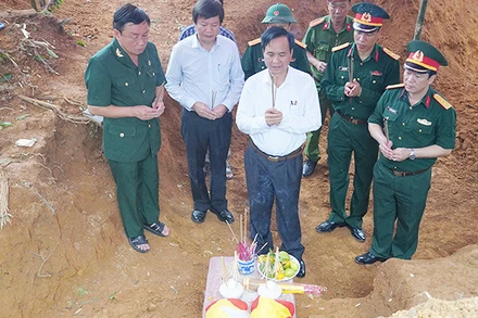 Phó Bí thư Tỉnh ủy, Chủ tịch UBND tỉnh Quảng Trị Võ Văn Hưng dâng hương các anh hùng liệt sĩ tại địa điểm đang triển khai tìm kiếm.